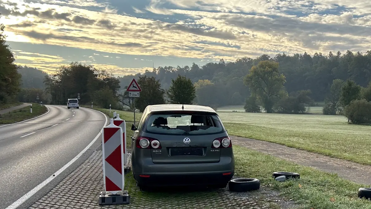 Ärgernis am Straßenrand: Seit fünf Wochen steht dieser Golf in einer Parkbucht gegenüber dem Abzweig zum Döffinger Kapellenberg.