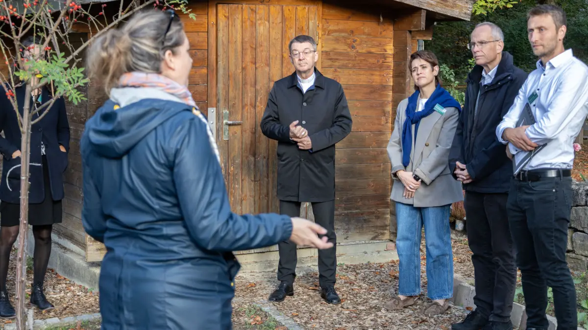 GP, Waldeckhof: Bischof besucht SAB - mit Hofführung
