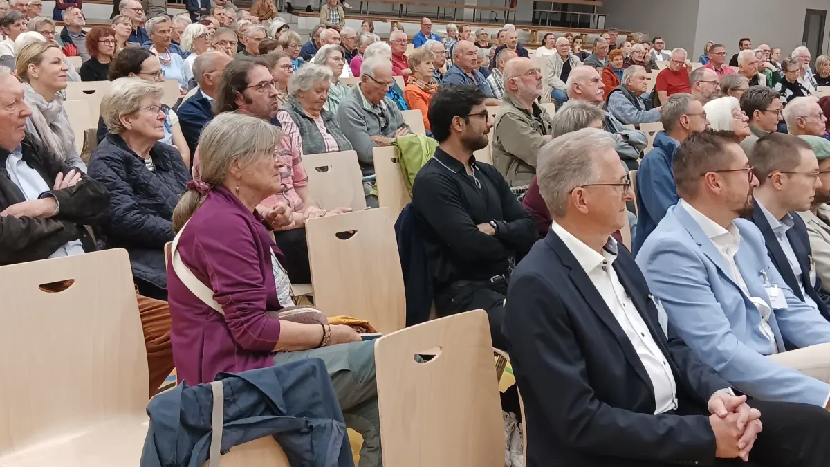Beim Infoabend zur Windkraft war die Heimsheimer Stadthalle gut gefüllt. Vorne von links Bürgermeister Jürgen Troll, Bauamtsleiter Andor Varszeg und Regionaldirektor Sascha Klein.