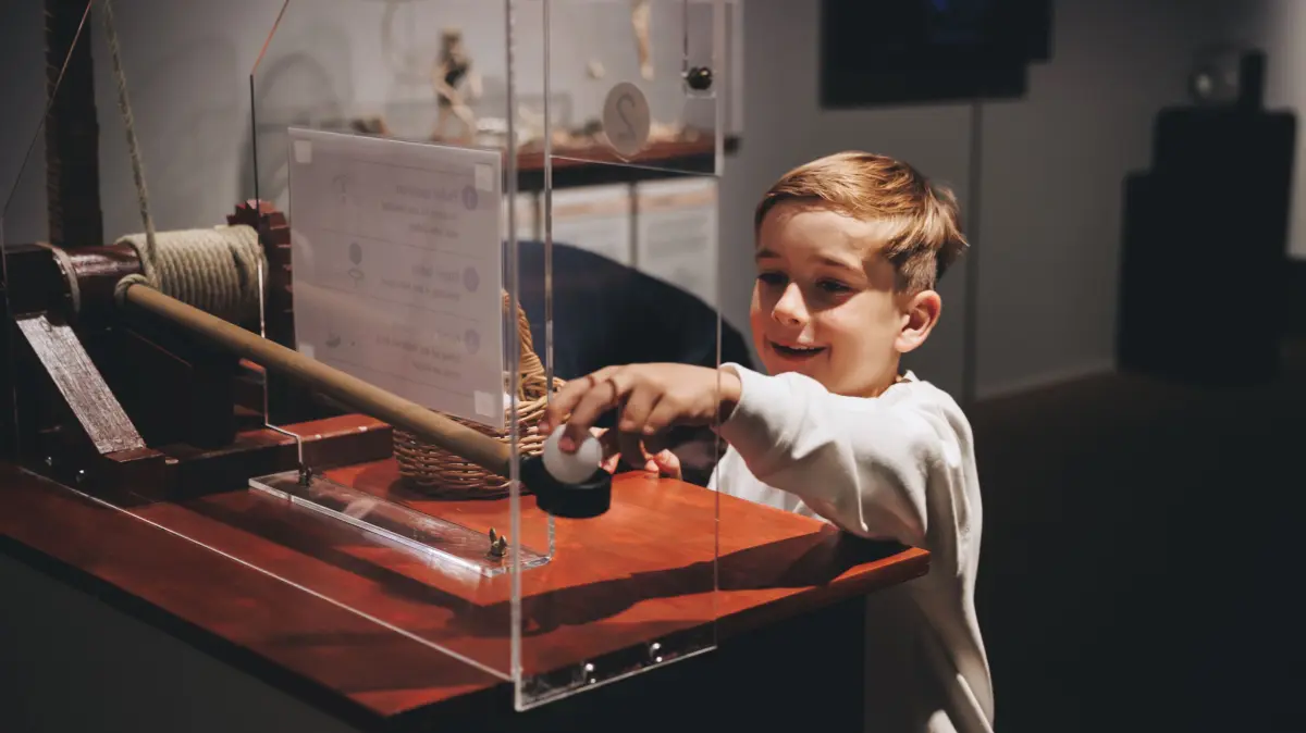 Ausprobieren, was Leonardo da Vinci ertüftelte: das Modell einer Archimedischen Schraube zur Aufwärtsbeförderung von Wasser an schwer zugänglichen Stellen.