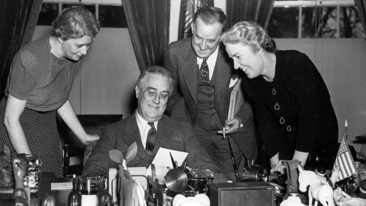 Roosevelt papers From the library collection, a photo shows President Roosevelt at his desk in the White House with left to right Marguerite LeHand, Stephen Early, and Grace Tully, May 22, 1941. FDR Library Collection/MCT USA EDITORIAL USE ONLY Copyright: xx 1091963 FDRxLIBRARYxCOLLECTIONx krtphotoslive430842