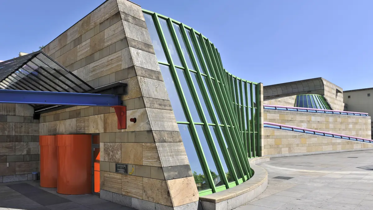 Stirlingbau der Staatsgalerie Stuttgart. 1984 eröffnet, soll er von 2027 an generalsaniert werden.