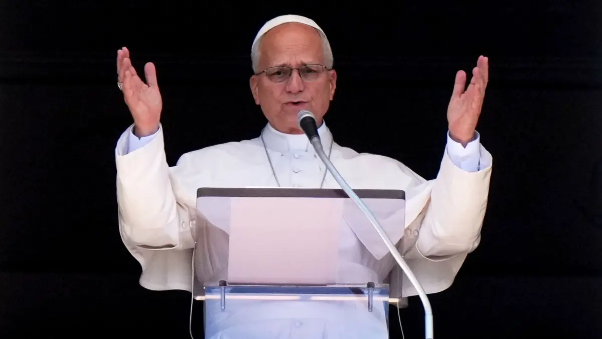 Papst Leo XIV.: Papst Leo XIV. erteilt seinen Segen, während er im Vatikan vom Fenster seines Arbeitszimmers mit Blick auf den Petersplatz das Mittagsgebet „Angelus“ spricht. Der Pontifex ist vor seiner bevorstehenden Operation an der Lunge im Krankenhaus angekommen. (zu dpa: «Papst fordert Putin zu Waffenstillstand in Frontstadt auf»)