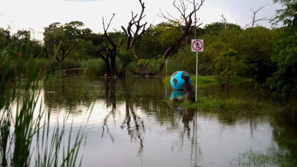 HEALTH: Handout picture released by the Parque Ecologico del Poniente shows a lake inside of the Ecologic Park in Campeche, Campeche state, Mexico on October 15, 2026. Mexico reported the presence of the so-called "brain-eating" amoeba in six artificial lakes, which it ordered to be closed. Health officials in the state of Yucatán analyzed water samples from six of the nine lakes at that tourist destination following the death of a water-skiing instructor who contracted the *Naegleria fowleri* amoeba last September. (Photo by Hugo BORGES / PARQUE ECOLOGICO DEL PONIENTE / AFP) / RESTRICTED TO EDITORIAL USE - MANDATORY CREDIT "AFP PHOTO / Parque Ecologico del Poniente" - HANDOUT - NO MARKETING NO ADVERTISING CAMPAIGNS - DISTRIBUTED AS A SERVICE TO CLIENTS
