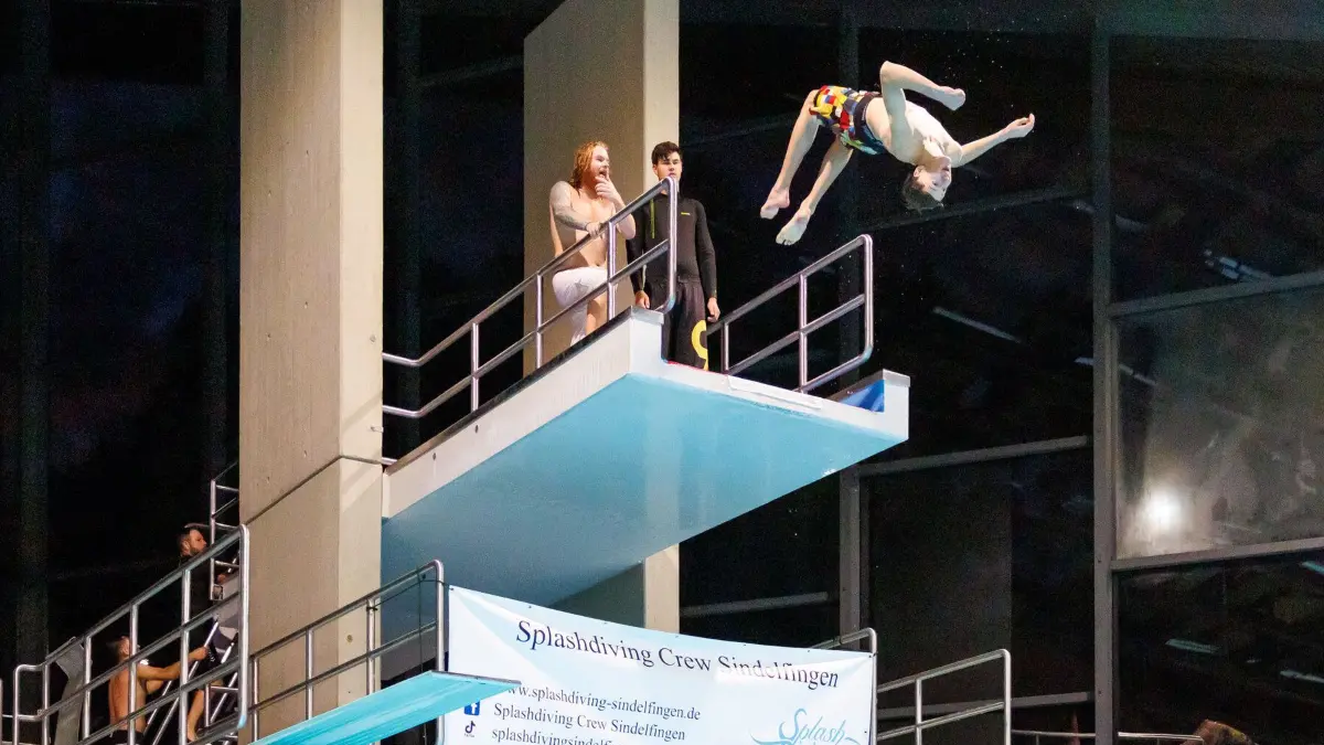 Splashdiving Crew: Sindelfingen, Badezentrum Sindelfingen, Die Splashdiving-Crew Sindelfingen plant im Hallenbad einen neuen Rekord. 15 Personen springen von Freitag 18 Uhr bis Samstag 18 Uhr zigmal vom Fünf-Meter-Turm. Der eigene alte Rekord von 2023 liegt bei 4358 Sprüngen. Jetzt sollen es 5000 werden
