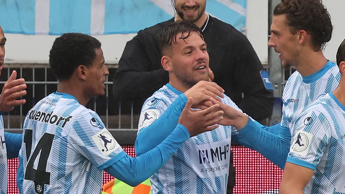 Fußball Stuttgarter Kickers vs. TSV Steinbach Haiger : Stuttgart Fußball Regionalliga Südwest , Stuttgarter Kickers vs. TSV Steinbach Haiger , Jubel Kickers nach dem Tor zum 2 : 1 , von links: Melkamu Frauendorf / Yannick Glessing / David Stojak *** Stuttgart Soccer, Regionalliga Southwest Stuttgarter Kickers vs. TSV Steinbach Haiger Kickers celebrate after scoring the goal to make it 21 from left: Melkamu, Frauendorf, Yannick Glessing, David Stojak