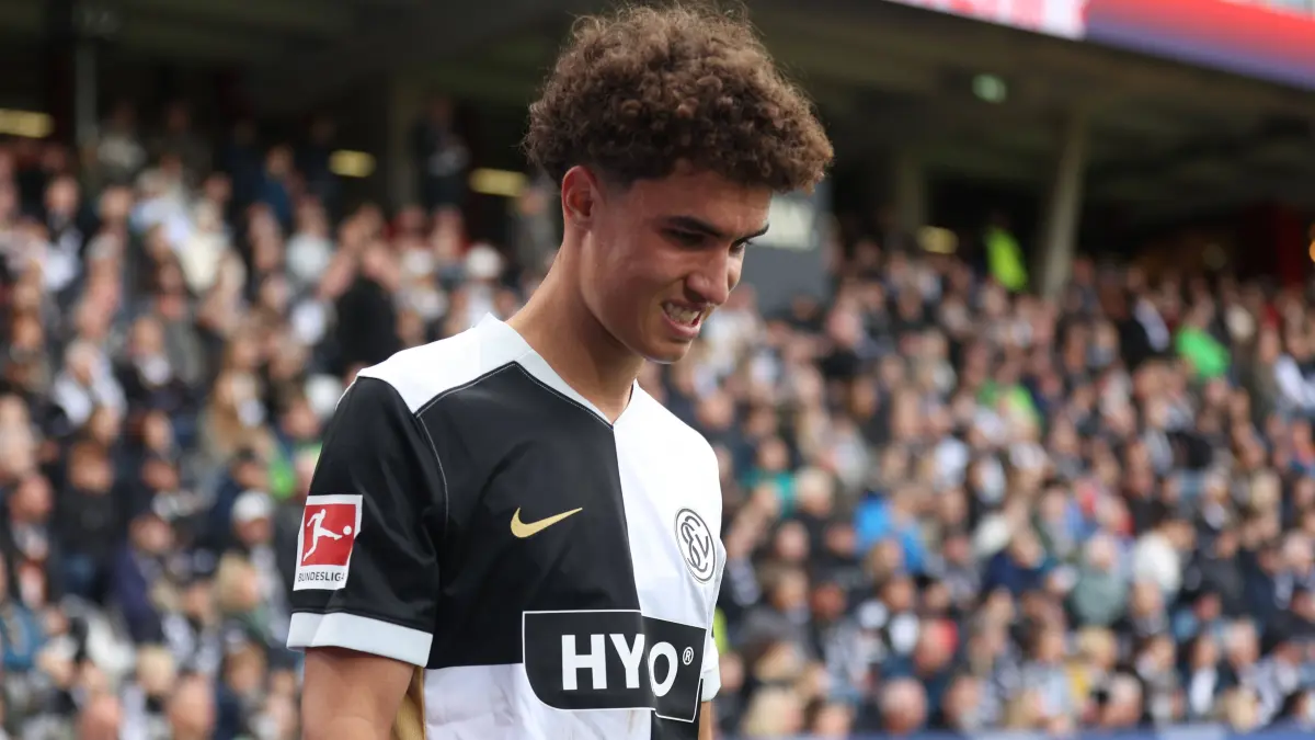 Fussball 1. Bundesliga, SV 07 Elversberg - FC Augsburg: 17.10.2026, Fussball, Herren, 1. Bundesliga, Saison 2026/2027, SV 07 Elversberg - FC Augsburg, Noah Darvich SV 07 Elversberg verletzt, Verletzung, Auswechselung Elversberg Ursapharm-Arena an der Kaiserlinde Saarland Deutschland *** October 17, 2026, Soccer, Men s, Bundesliga 1, 20262027 Season, SV 07 Elversberg vs. FC Augsburg, Noah Darvich SV 07 Elversberg injured, injury, substitution Ursapharm Arena an der Kaiserlinde, Saarland, Germany Copyright: xFabianxKleerx