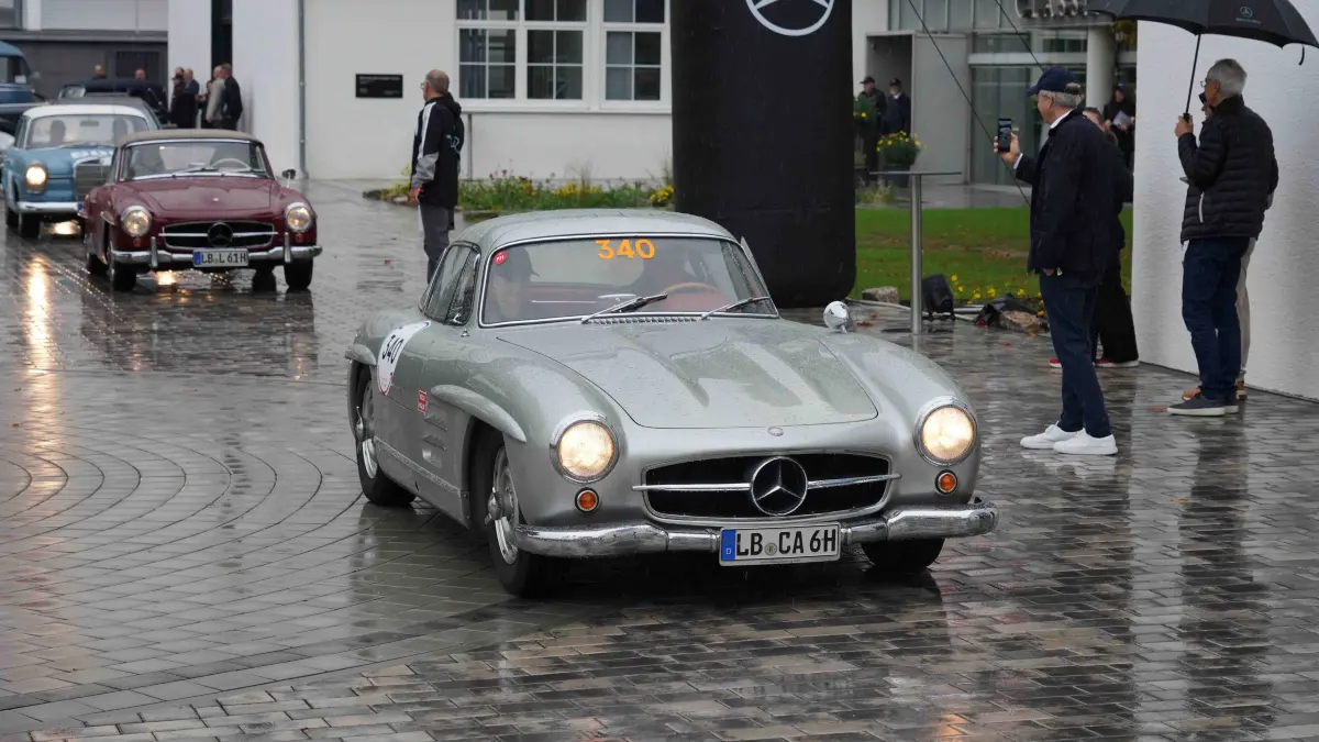 140 Jahre Mercedes: Stuttgart Fellbach 140 Jahre Mercedes Automobil das wird auch Morgen bei grossen Erlbnistag rund um das Museum gefeiert und auch zum Finale der Weltour de rneuen S-Klasse. Am Sonntag zwischen 11.00 Uhr bis 17.00 Uhr Ikonische Fahrzeuge aus 140 jahren erleben. Infos tel Valet 0151- 58622944 oder Löwenstein 0151-58610215. Heute um 11.00 Uhr gabst ein Mercedes Auto Korso vom Classic Center Fellbach zum Mercedes Benz Museum. Die Sternfahrt fant nur im kleinen Rahmen statt. Gut 40 unterschiedliche Mercedes Fahrzeuge fuhren, natuerlich mit viel Motorsport Prominenz mit dabei waren auch Ellen Lohr, Karl Wendlinger, Bernd Schneider, Klaus Ludwig, auch Ehemaliger Mercedes Entwicklungschef Prof.Dr. Ing. Thomas Weber fuhr mit dem dem SL. Foto Andreas Rosar Fotoagentur-Stuttgart 17.10.2026