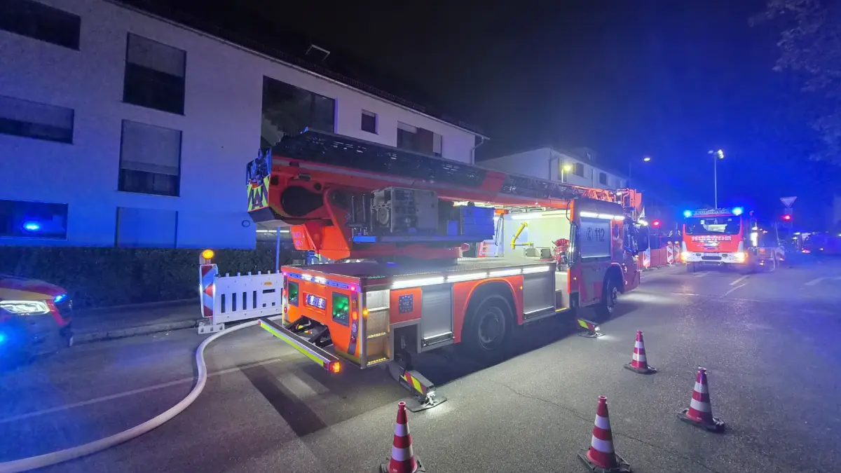 In den Fruehen morgen Stunden das Samstages wurde die Berufsfeuerwehr Stuttgart-Bad Cannstatt und die Freiwillige Feuerwehr Stuttgart-Muenster zu einen Brand in den Sparrhaermlingweg alarmiert. Beim Eintreffen der Ersten Kraeften vor Ort war eine deutliche Rauchentwicklung aus einer Tiefgarage eines Wohnkomplex zu erkennen. Umgehen wurde das Alarmstichwort auf einen 2.Alarm erhoeht um weitere Einsatzkraefte an die Einsatzstelle zu bekommen. Die Feuerwehr leitete einen Loeschangriff mit mehreren Loeschrohren in der Tiefgarage ein. Und begann mit der Menschenrettung, im weiteren Einsatz verlauf wurde das Alarmstichwort auf einen 3.Alarm erhoeht um nochmals weitere Einsatzkraefte und Sonderfahrzeuge zur Einsatzstelle beordert. Ein Mobiler Grossluefter wurde eingesetzt um die Tiefgarage Rauchfrei zubekommen. Der Rettungsdienst war mit einem Notarzt, drei Rettungswagen, dem Organisatorischen Leiter Rettungsdienst und einem Leitenden Notarzt im Einsatz, nach derzeitigem Kenntnis Stand gibt es keine Verletzte. Die Berufsfeuerwehr Stuttgart war mit 3 Loeschzuegen der Feuerwachen Stuttgart-Sued, Stuttgart-Bad Cannstatt und Stuttgart-Feuerbach im Einsatz, zudem war die Freiwillige Feuerwehr Stuttgart-Muenster mit 3 Fahrzeugen im Einsatz. Von der Feuerwache.2 war der Abrollbehaelter-Atemschutz, von der Feuerwache.4 Stuttgart-Feuerbach der Geraetewagen Atemschutz-Messtechnik und von der Feuer & Rettungswache.5 Fildern der Abrollbehaelter-Luefter. Der Sachschaden wird auf einen hohen 6 Stelligen Bereich geschaetzt.