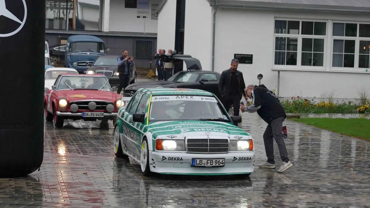 140 Jahre Mercedes: Stuttgart Fellbach 140 Jahre Mercedes Automobil das wird auch Morgen bei grossen Erlbnistag rund um das Museum gefeiert und auch zum Finale der Weltour de rneuen S-Klasse. Am Sonntag zwischen 11.00 Uhr bis 17.00 Uhr Ikonische Fahrzeuge aus 140 jahren erleben. Infos tel Valet 0151- 58622944 oder Löwenstein 0151-58610215. Heute um 11.00 Uhr gabst ein Mercedes Auto Korso vom Classic Center Fellbach zum Mercedes Benz Museum. Die Sternfahrt fant nur im kleinen Rahmen statt. Gut 40 unterschiedliche Mercedes Fahrzeuge fuhren, natuerlich mit viel Motorsport Prominenz mit dabei waren auch Ellen Lohr, Karl Wendlinger, Bernd Schneider, Klaus Ludwig, auch Ehemaliger Mercedes Entwicklungschef Prof.Dr. Ing. Thomas Weber fuhr mit dem dem SL. Foto Andreas Rosar Fotoagentur-Stuttgart 17.10.2026