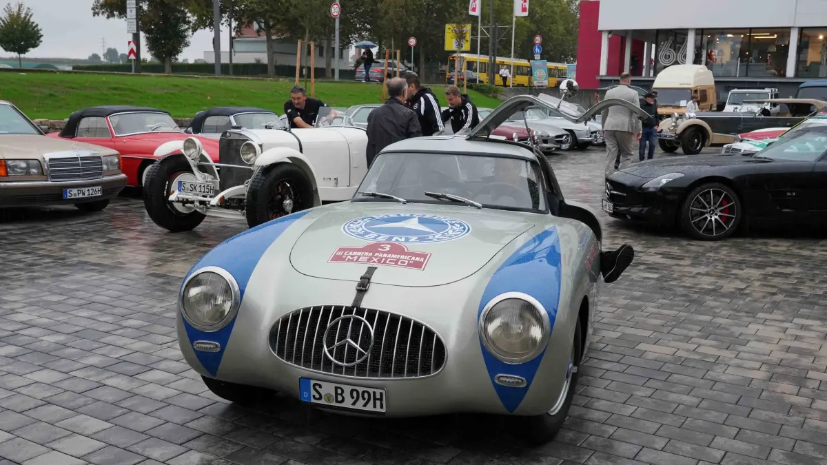 140 Jahre Mercedes: Stuttgart Fellbach 140 Jahre Mercedes Automobil das wird auch Morgen bei grossen Erlbnistag rund um das Museum gefeiert und auch zum Finale der Weltour de rneuen S-Klasse. Am Sonntag zwischen 11.00 Uhr bis 17.00 Uhr Ikonische Fahrzeuge aus 140 jahren erleben. Infos tel Valet 0151- 58622944 oder Löwenstein 0151-58610215. Heute um 11.00 Uhr gabst ein Mercedes Auto Korso vom Classic Center Fellbach zum Mercedes Benz Museum. Die Sternfahrt fant nur im kleinen Rahmen statt. Gut 40 unterschiedliche Mercedes Fahrzeuge fuhren, natuerlich mit viel Motorsport Prominenz mit dabei waren auch Ellen Lohr, Karl Wendlinger, Bernd Schneider, Klaus Ludwig, auch Ehemaliger Mercedes Entwicklungschef Prof.Dr. Ing. Thomas Weber fuhr mit dem dem SL. Foto Andreas Rosar Fotoagentur-Stuttgart 17.10.2026