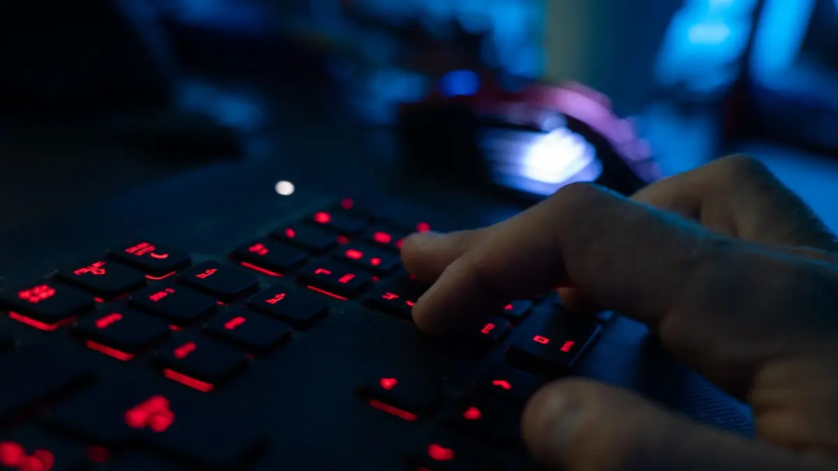 Cyberangriff: ARCHIV - 29.04.2020, Bayern, Ebing: Ein Mann sitzt am Rechner und tippt auf einer Tastatur. (Symbolbild) (zu dpa: «Cyberangriff auf Hochschulen: Noten und Stundenpläne offline») Foto: Nicolas Armer/dpa +++ dpa-Bildfunk +++