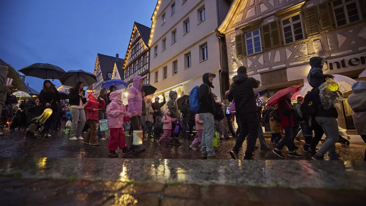 Laternenfest mit Feuerwerk: Waiblingen, DEU, 17.10.2028
Laternenfest mit Feuerwerk
No model release. Kein Einverständnis für Werbung, keine Weitergabe an Dritte.
Da keine Einwilligungen eingeholt erden konnte lehen ich jegliche Haftung ab.