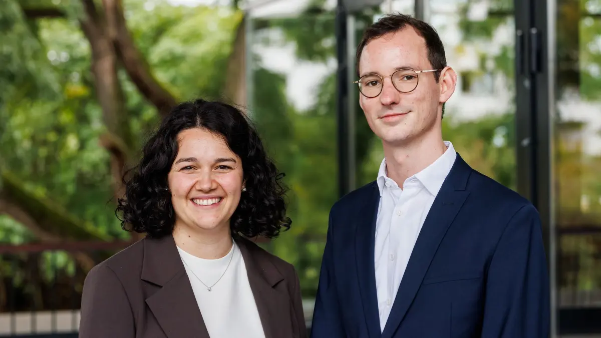 Auftakt Landesdelegiertenkonferenz Grüne Baden-Württemberg: Clara Wellhäußer (l) und Jan-Lukas Schmitt stehen während der Landesdelegiertenkonferenz der Grünen von Baden-Württemberg auf dem Veranstaltungsgelände. Der Landesverband von Bündnis 90/Die Grünen Baden-Württemberg trifft sich unter dem Motto „Made in Baden-Württemberg“. (zu dpa: «Wellhäußer und Schmitt zu neuen Grünen-Chefs gewählt»)
