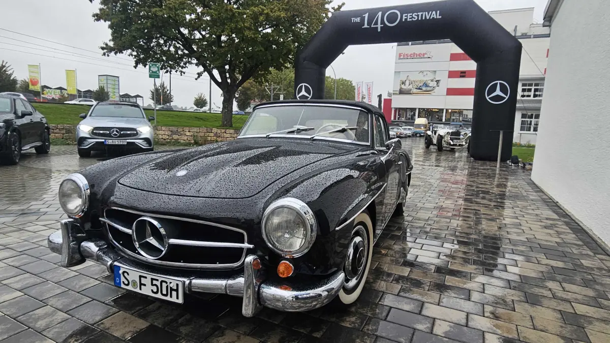 140 Jahre Mercedes: Stuttgart Fellbach 140 Jahre Mercedes Automobil das wird auch Morgen bei grossen Erlbnistag rund um das Museum gefeiert und auch zum Finale der Weltour de rneuen S-Klasse. Am Sonntag zwischen 11.00 Uhr bis 17.00 Uhr Ikonische Fahrzeuge aus 140 jahren erleben. Infos tel Valet 0151- 58622944 oder Löwenstein 0151-58610215. Heute um 11.00 Uhr gabst ein Mercedes Auto Korso vom Classic Center Fellbach zum Mercedes Benz Museum. Die Sternfahrt fant nur im kleinen Rahmen statt. Gut 40 unterschiedliche Mercedes Fahrzeuge fuhren, natuerlich mit viel Motorsport Prominenz mit dabei waren auch Ellen Lohr, Karl Wendlinger, Bernd Schneider, Klaus Ludwig, auch Ehemaliger Mercedes Entwicklungschef Prof.Dr. Ing. Thomas Weber fuhr mit dem dem SL. Foto Andreas Rosar Fotoagentur-Stuttgart 17.10.2026