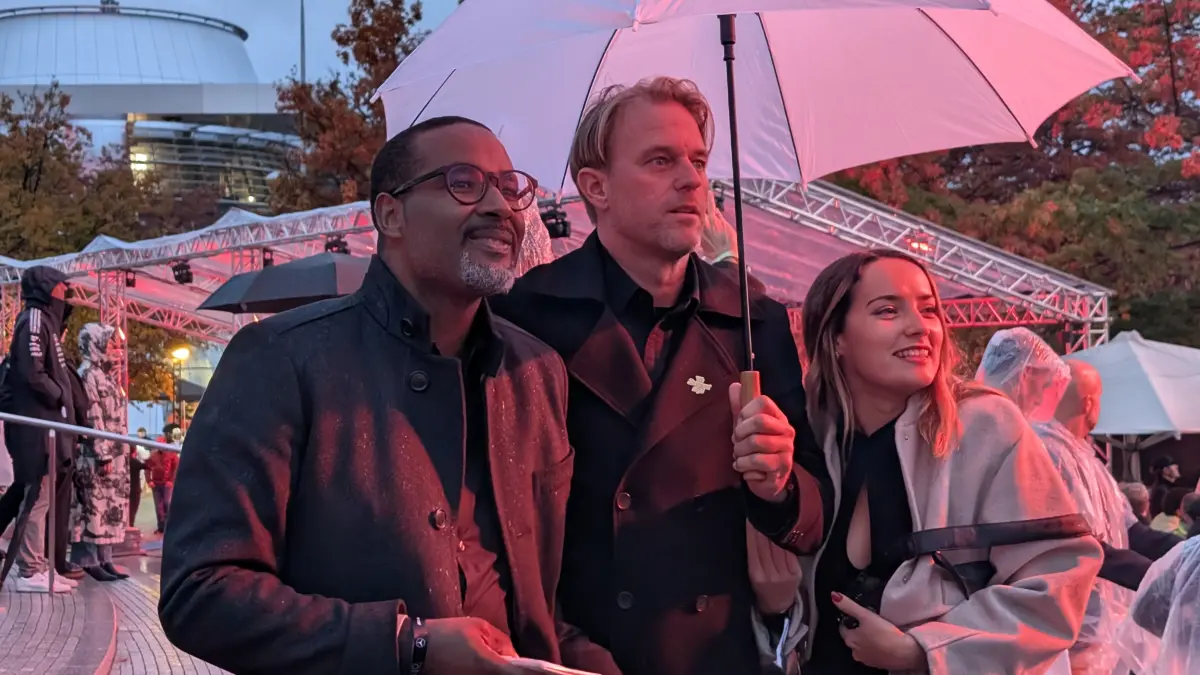 Die VfB-Legenden Cacau und Timo Hildebrand (rechts) sind auch bei der Premiere des AMG GT SUV in Stuttgart vor dem Mercedes-Benz-Museum