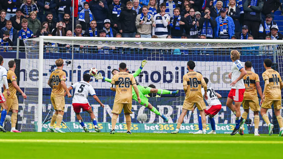 GER, Hamburger SV vs. VfB Stuttgart, Fußball, 1. Bundesliga, Spieltag 06, Saison 2026/2027, 17.10.2026: Dennis Siemen (VfB Stuttgart, #41) haelt Torschuss/Torchance Fábio Vieira (Hamburger SV, #20)
GER, Hamburger SV vs. VfB Stuttgart, Fußball, 1. Bundesliga, Spieltag 06, Saison 2026/2027, 17.10.2026
DFL REGULATIONS PROHIBIT ANY USE OF PHOTOGRAPHS AS IMAGE SEQUENCES AND/OR QUASI-VIDEO
Foto: Eibner-Pressefoto/Marcel von Fehrn
