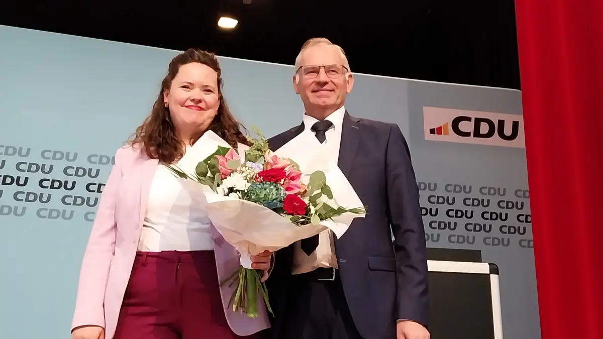 Blumen für Norbert Lins nach seiner Wahl zum Bezirksvorsitzenden der CDU Württemberg-Hohenzollern.