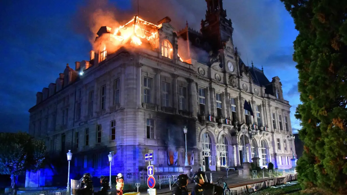 Protesttag in Frankreich: Dieses Foto zeigt einen Brand im Rathaus, nachdem eine Gruppe von Personen im Rahmen einer landesweiten Mobilisierungsaktion gegen die hohen Lebenshaltungskosten in Limoges in Zentralfrankreich gewaltsam in das Gebäude eingedrungen war. An dieser Aktion beteiligten sich verschiedene Gruppen, ehemalige „Gelbwesten“, Schüler und Studenten, Klimaaktivisten und sogar Landwirte. Nach wochenlangen Studentenprotesten steht Frankreich am 17. Oktober 2026 vor umfassenderen, landesweiten Demonstrationen gegen die Lebenshaltungskosten. (zu dpa: «400 Festnahmen und 60 verletzte Polizisten in Frankreich»)