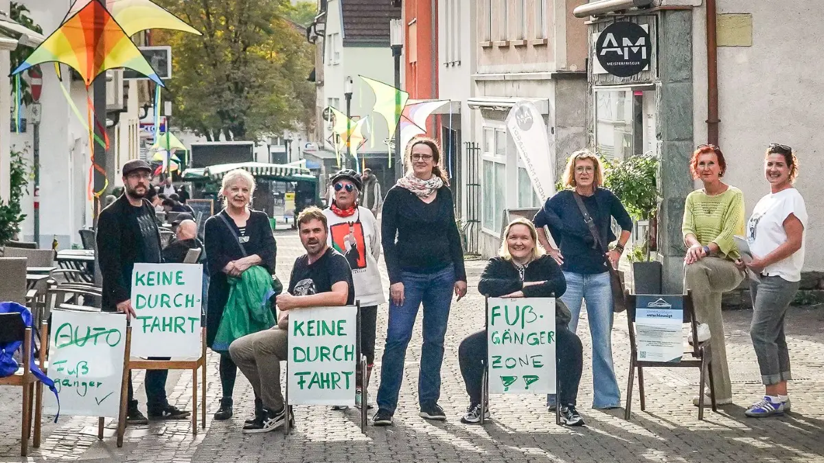 Sitzblockade der Bürgerinitiative Untertürkheim entschleunigt in der Widdersteinstraße. Mit Stühlen blockieren Mitglieder die Fußgängerzone, um auf den permanenten Pkw-Verkehr hinzuweisen: Sitzblockade der Bürgerinitiative Untertürkheim entschleunigt in der Widdersteinstraße. Mit Stühlen blockieren Mitglieder die Fußgängerzone, um auf den permanenten Pkw-Verkehr hinzuweisen