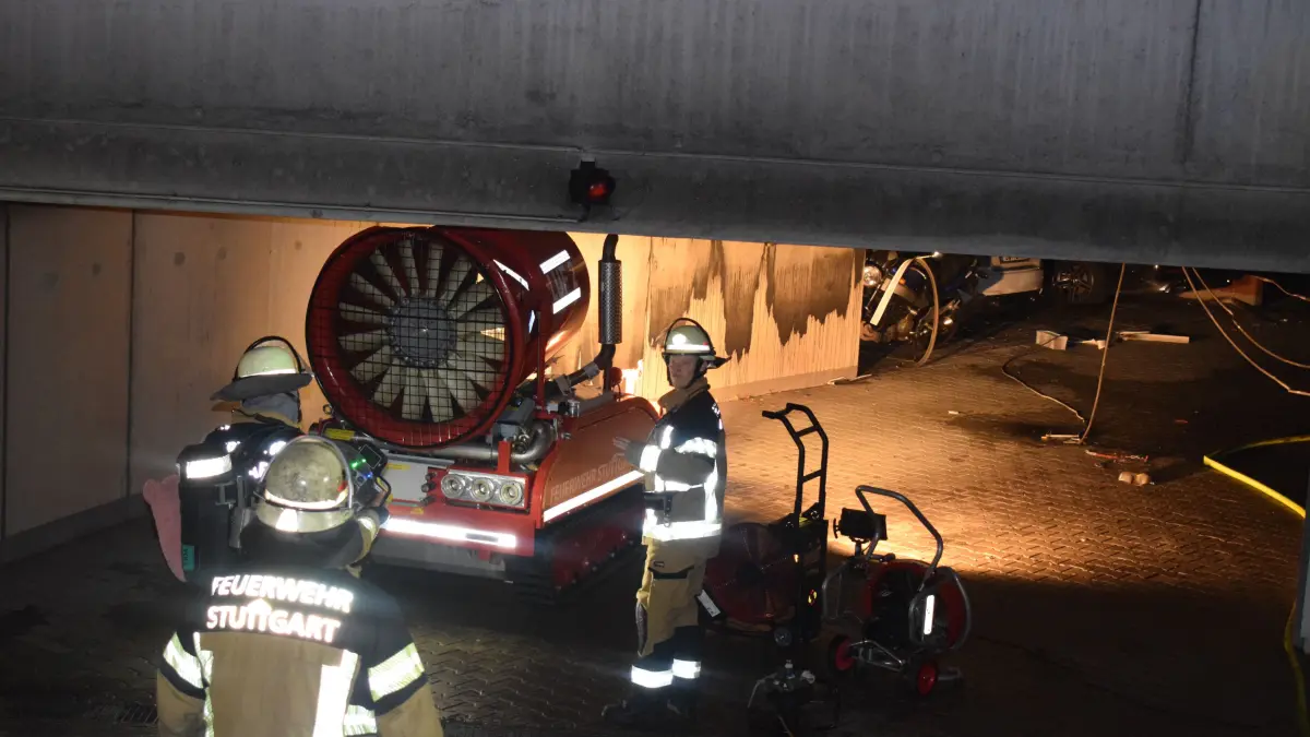 In den Fruehen morgen Stunden das Samstages wurde die Berufsfeuerwehr Stuttgart-Bad Cannstatt und die Freiwillige Feuerwehr Stuttgart-Muenster zu einen Brand in den Sparrhaermlingweg alarmiert. Beim Eintreffen der Ersten Kraeften vor Ort war eine deutliche Rauchentwicklung aus einer Tiefgarage eines Wohnkomplex zu erkennen. Umgehen wurde das Alarmstichwort auf einen 2.Alarm erhoeht um weitere Einsatzkraefte an die Einsatzstelle zu bekommen. Die Feuerwehr leitete einen Loeschangriff mit mehreren Loeschrohren in der Tiefgarage ein. Und begann mit der Menschenrettung, im weiteren Einsatz verlauf wurde das Alarmstichwort auf einen 3.Alarm erhoeht um nochmals weitere Einsatzkraefte und Sonderfahrzeuge zur Einsatzstelle beordert. Ein Mobiler Grossluefter wurde eingesetzt um die Tiefgarage Rauchfrei zubekommen. Der Rettungsdienst war mit einem Notarzt, drei Rettungswagen, dem Organisatorischen Leiter Rettungsdienst und einem Leitenden Notarzt im Einsatz, nach derzeitigem Kenntnis Stand gibt es keine Verletzte. Die Berufsfeuerwehr Stuttgart war mit 3 Loeschzuegen der Feuerwachen Stuttgart-Sued, Stuttgart-Bad Cannstatt und Stuttgart-Feuerbach im Einsatz, zudem war die Freiwillige Feuerwehr Stuttgart-Muenster mit 3 Fahrzeugen im Einsatz. Von der Feuerwache.2 war der Abrollbehaelter-Atemschutz, von der Feuerwache.4 Stuttgart-Feuerbach der Geraetewagen Atemschutz-Messtechnik und von der Feuer & Rettungswache.5 Fildern der Abrollbehaelter-Luefter. Der Sachschaden wird auf einen hohen 6 Stelligen Bereich geschaetzt.