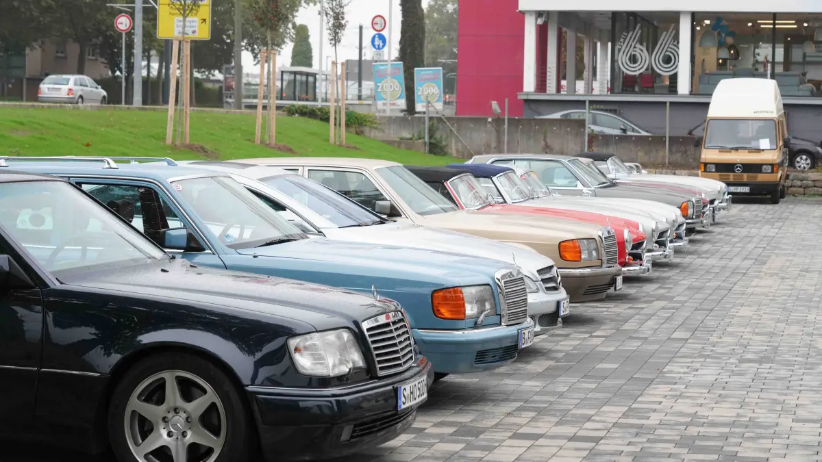 140 Jahre Mercedes: Stuttgart Fellbach 140 Jahre Mercedes Automobil das wird auch Morgen bei grossen Erlbnistag rund um das Museum gefeiert und auch zum Finale der Weltour de rneuen S-Klasse. Am Sonntag zwischen 11.00 Uhr bis 17.00 Uhr Ikonische Fahrzeuge aus 140 jahren erleben. Infos tel Valet 0151- 58622944 oder Löwenstein 0151-58610215. Heute um 11.00 Uhr gabst ein Mercedes Auto Korso vom Classic Center Fellbach zum Mercedes Benz Museum. Die Sternfahrt fant nur im kleinen Rahmen statt. Gut 40 unterschiedliche Mercedes Fahrzeuge fuhren, natuerlich mit viel Motorsport Prominenz mit dabei waren auch Ellen Lohr, Karl Wendlinger, Bernd Schneider, Klaus Ludwig, auch Ehemaliger Mercedes Entwicklungschef Prof.Dr. Ing. Thomas Weber fuhr mit dem dem SL. Foto Andreas Rosar Fotoagentur-Stuttgart 17.10.2026