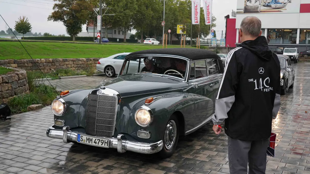 140 Jahre Mercedes: Stuttgart Fellbach 140 Jahre Mercedes Automobil das wird auch Morgen bei grossen Erlbnistag rund um das Museum gefeiert und auch zum Finale der Weltour de rneuen S-Klasse. Am Sonntag zwischen 11.00 Uhr bis 17.00 Uhr Ikonische Fahrzeuge aus 140 jahren erleben. Infos tel Valet 0151- 58622944 oder Löwenstein 0151-58610215. Heute um 11.00 Uhr gabst ein Mercedes Auto Korso vom Classic Center Fellbach zum Mercedes Benz Museum. Die Sternfahrt fant nur im kleinen Rahmen statt. Gut 40 unterschiedliche Mercedes Fahrzeuge fuhren, natuerlich mit viel Motorsport Prominenz mit dabei waren auch Ellen Lohr, Karl Wendlinger, Bernd Schneider, Klaus Ludwig, auch Ehemaliger Mercedes Entwicklungschef Prof.Dr. Ing. Thomas Weber fuhr mit dem dem SL. Foto Andreas Rosar Fotoagentur-Stuttgart 17.10.2026