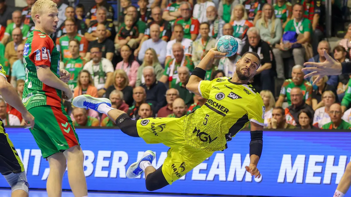 18.10.2026, xgox, Handball - Opel HBL SC Magdeburg - TVB Stuttgart emspor, v.l. Philipp Ahouansou Stuttgart, 5 wirft Tor, Torschuetze, erzielt Tor, Treffer, scores the goal Magdeburg *** October 18, 2026, xgox, Handball Opel HBL SC Magdeburg vs. TVB Stuttgart emspor, from left: Philipp Ahouansou Stuttgart, 5 goals, goal scorer, scores a goal, goal, scores the goal Magdeburg