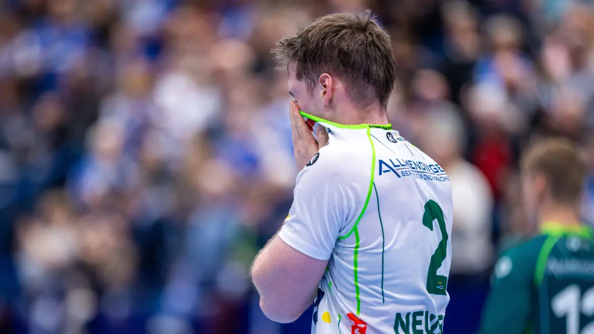 Oskar Neudeck Frisch Auf Goeppingen, 02 reagiert enttaeuscht nach der 28:26 Niederlage GER, TBV Lemgo Lippe vs. Frisch Auf Goeppingen, Handball, 1. Bundesliga, 9. Spieltag, Spielzeit 2026/2027, 18.10.2026 GER, TBV Lemgo Lippe vs. Frisch Auf Goeppingen, Handball, 1. Bundesliga, 9. Spieltag, Spielzeit 2026/2027, 18.10.2026 Lemgo *** Oskar Neudeck of Frisch Auf Göppingen, 02, reacts with disappointment after the 2826 loss GER, TBV Lemgo Lippe vs. Frisch Auf Göppingen, Handball, 1st Bundesliga, Matchday 9, 20262027 season, October 18, 2026, GER, TBV Lemgo Lippe vs. Frisch Auf Goeppingen, Handball, 1st Bundesliga, Matchday 9, 20262027 season, October 18, 2026, Lemgo Copyright: xEibner-Pressefoto/JanxRollingerx EP_JSK