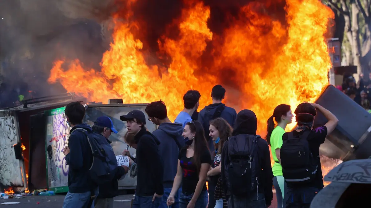 manifestation des lyceens et gilets jaune le samedi 17 octobre a Marseille MANIFESTATIONS DU 17 OCTOBRE: High school students and Yellow Vests protest on Saturday, October 17, in Marseille OCTOBER 17 PROTESTS PHOTOPQR LA PROVENCE Gilles BADER Marseille 10/17/2026 High school students and Yellow Vests protest on Saturday, October 17, in Marseille The call for mobilization on October 17 has drawn support from a range of groupsfrom figures within the Yellow Vests movement and labor unions to university and high school students Marseille Bdr France PUBLICATIONxNOTxINxFRAxBELxSUIxUK Copyright: xPHOTOPQR/LAxPROVENCE/MAXPPPxGillesxBADERx 20261017PVL5951 20261017PVL5951