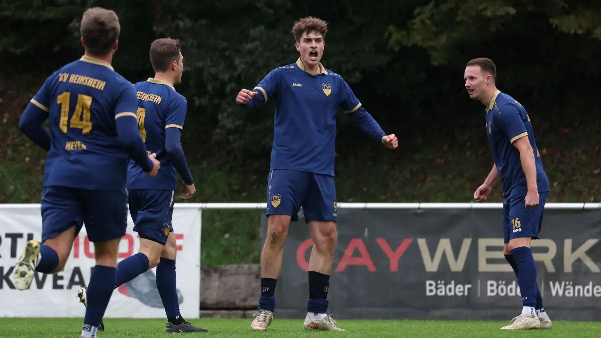 Fußball TASV Hessigheim vs. TSV Heimsheim: BAU // 2026.10.18, Deutschland, Hessigheim Fußball TASV Hessigheim vs. TSV Heimsheim, Torschütze Lino Widmaier (Heimsheim, Mitte) jubelt über das Tor zum 0:1