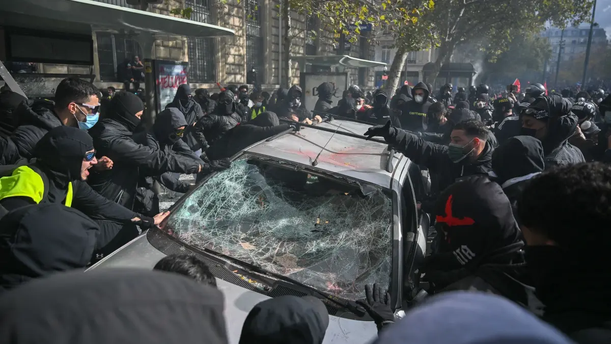 Protesttag in Frankreich: 17.10.2026, Frankreich, Paris: Während Zusammenstößen zwischen Demonstranten und Polizeikräften auf dem Place de la République demolieren Protestierende ein Auto. Foto: Julien Mattia/Le Pictorium via ZUMA Press/dpa +++ dpa-Bildfunk +++