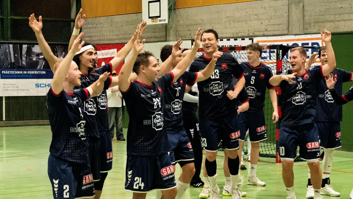 Die Mannschaft der H2Ku Herrenberg, laesst sich feiern nach dem Auswaertssieg in Rottweil,
HSG Rottweil vs. H2Ku Herrenberg , Handball, Maenner,Verbandsliga Baden Wuerttemberg , Meisterschaft, 5. Spieltag, Saison 2026/2027, 17.10.2026
Eibner-Pressefoto/Andreas Ulmer
