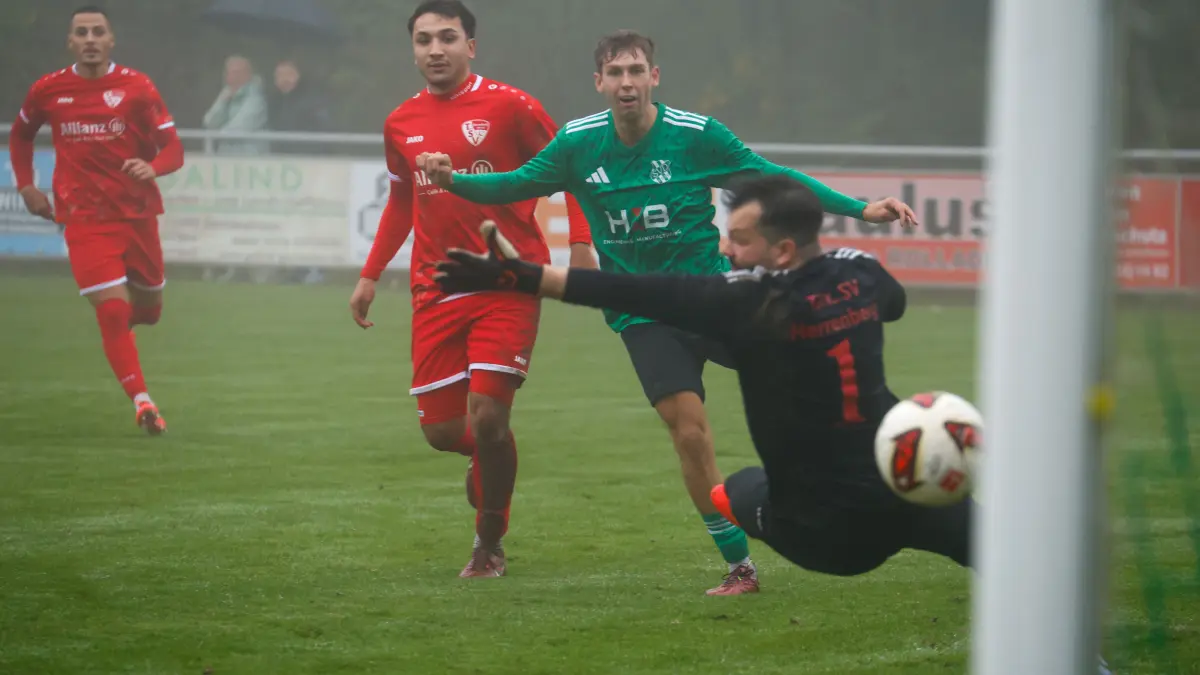 Nick Gräsle (SV Deckenpfronn, #13), Atakan Özpinar (Türk.SV. Herrenberg, #48), Enes Durmaz (Türk.SV. Herrenberg, #01) , SV Deckenpfronn - Türk.SV. Herrenberg, Fussball, Herren, Bezirksliga, Böblingen, 8. Spieltag, Saison 2026/2027, 18.10.2026