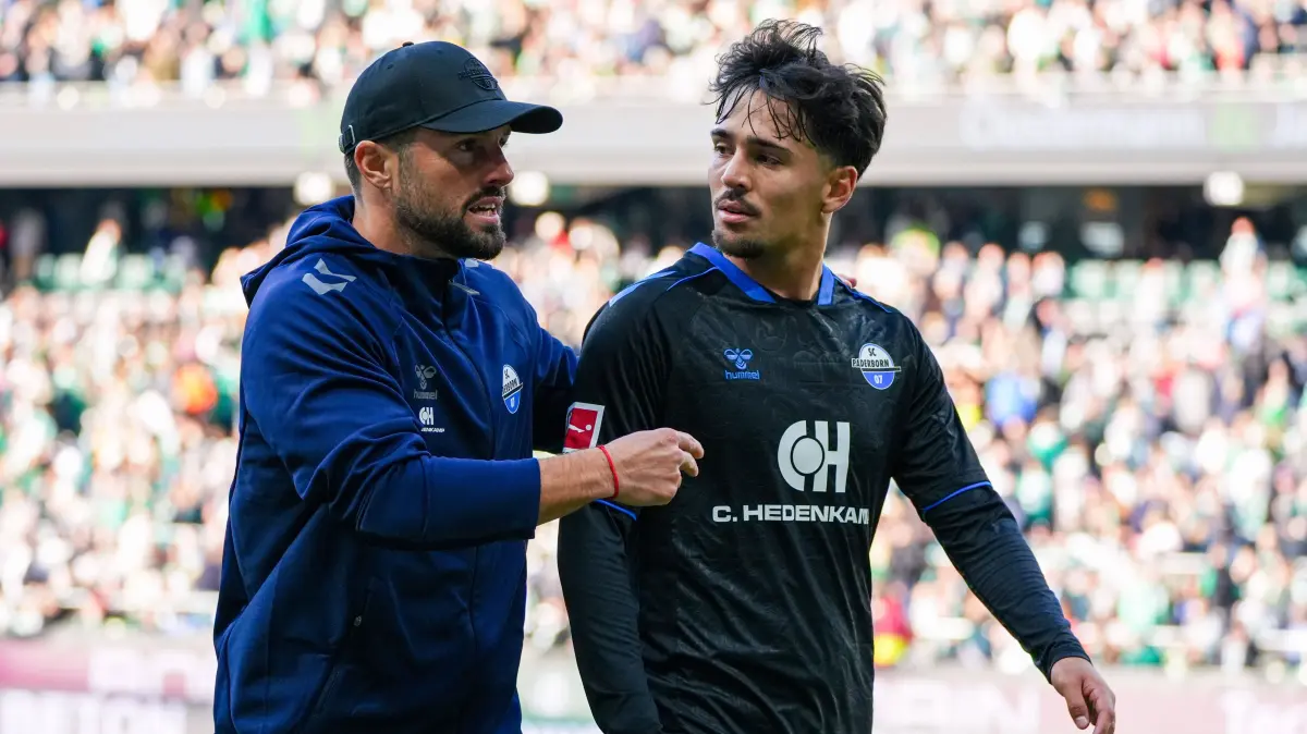 Ralf Kettemann (SC Paderborn 07, Cheftrainer Trainer) gibt Laurin Ulrich (SC Paderborn 07, 28) Anweisungen, Deutschland:: Ralf Kettemann SC Paderborn 07, Cheftrainer Trainer gibt Laurin Ulrich SC Paderborn 07, 28 Anweisungen, Deutschland: Fussball, Bundesliga, Saison 2026/27, 6. Spieltag, 17.10.2026, Werder Bremen vs FC Augsburg, Weserstadion Bremen *** Ralf Kettemann, SC Paderborn 07, Head Coach, gives Laurin Ulrich, SC Paderborn 07, 28 instructions German soccer, Bundesliga, 202627 season, Matchday 6, October 17, 2026, Werder Bremen vs. FC Augsburg, Weserstadion, Bremen Copyright: xLeonxFrickx
