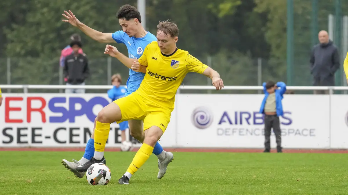 Romeo Lindinger (VfB Friedrichshafen, #19) gegen Sebastian Oehme (TSV Ehningen, #2),
GER, VfB Friedrichshafen vs. TSV Ehningen, Fussball, Verbandsliga - Herren, 10. Spieltag, Spielzeit 2026/2027, 17.10.2026
Foto: Eibner-Pressefoto/Maximilian Rist