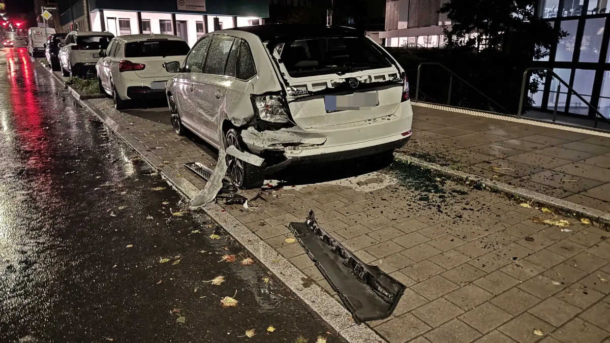 Stuttgart: Mehrere geparkte Autos ineinandergeschoben - Hoher Sachschaden - Trunkenheitsfahrt: POL-S: Mehrere geparkte Autos ineinandergeschoben - Hoher Sachschaden<br />
Stuttgart-Mitte (ots)<br />
<br />
Ein 34 Jahre alter Fahrer eines Smart hat am Samstagabend (17.10.2026) bei einem Unfall in der Rosenbergstrasse einen Sachschaden von rund 60.000 Euro verursacht.<br />
<br />
Der Fahrer fuhr gegen 22.30 Uhr mit seinem Pkw auf der Rosenbergstrasse und kollidierte dort mit einem am Fahrbahnrand geparkten Pkw Skoda welcher auf einen BMW geschoben wurde. Der Fahrer stieg kurz aus, setzte seine Fahrt aber fort und bog in die Seidenstrasse ab. Kurz nach einem dort befindlichen Hotel wendete er und stiess mit einem ebenfalls geparkten Pkw Ford zusammen. Hier konnte er durch Polizeibeamte festgenommen werden. Bei der Unfallaufnahme wurde festgestellt, dass der Unfallverursacher mutmasslich alkoholisiert war. Bei dem 34-Jaehrigen wurde deshalb eine Blutentnahme durchgefuehrt und sein Fuehrerschein beschlagnahmt.