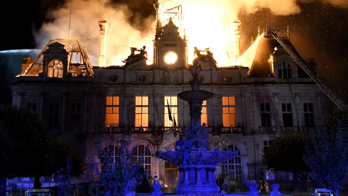 Protesttag in Frankreich: Dieses Foto zeigt ein Feuer, das das Rathaus in Limoges in Zentralfrankreich zerstört, nachdem eine Gruppe von Personen im Rahmen einer landesweiten Mobilisierungsaktion gegen hohe Lebenshaltungskosten gewaltsam in das Gebäude eingedrungen war. (zu dpa: «Frankreichs Protesttag endet in Gewalt und Plünderungen»)