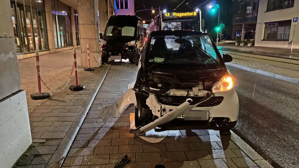Stuttgart: Mehrere geparkte Autos ineinandergeschoben - Hoher Sachschaden - Trunkenheitsfahrt: POL-S: Mehrere geparkte Autos ineinandergeschoben - Hoher Sachschaden<br />
Stuttgart-Mitte (ots)<br />
<br />
Ein 34 Jahre alter Fahrer eines Smart hat am Samstagabend (17.10.2026) bei einem Unfall in der Rosenbergstrasse einen Sachschaden von rund 60.000 Euro verursacht.<br />
<br />
Der Fahrer fuhr gegen 22.30 Uhr mit seinem Pkw auf der Rosenbergstrasse und kollidierte dort mit einem am Fahrbahnrand geparkten Pkw Skoda welcher auf einen BMW geschoben wurde. Der Fahrer stieg kurz aus, setzte seine Fahrt aber fort und bog in die Seidenstrasse ab. Kurz nach einem dort befindlichen Hotel wendete er und stiess mit einem ebenfalls geparkten Pkw Ford zusammen. Hier konnte er durch Polizeibeamte festgenommen werden. Bei der Unfallaufnahme wurde festgestellt, dass der Unfallverursacher mutmasslich alkoholisiert war. Bei dem 34-Jaehrigen wurde deshalb eine Blutentnahme durchgefuehrt und sein Fuehrerschein beschlagnahmt.