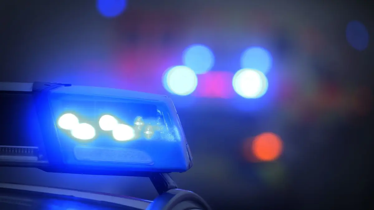 Polizei: Ein Polizeiauto mit eingeschaltetem Blaulicht. (Symbolbild) (zu dpa: «Gruppe schlägt und tritt auf 17-Jährigen ein»)