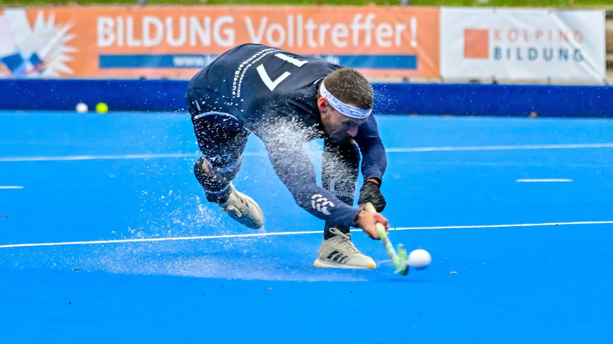 Feldhockey, Saison 2026, 2. Bundesliga Süd, HTC Stuttgarter Kickers (in Schwarz), gegen SC Frankfurt 80 (in weiß), Lukas Plochy