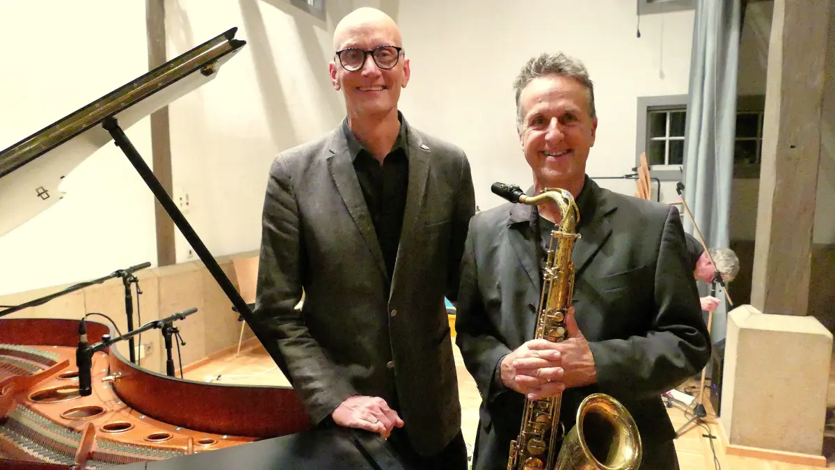 Der Pianist Olaf Polziehn und sein Saxofonpartner Jochen Feucht bei Jazz in der Zehntscheuer in Schönaich