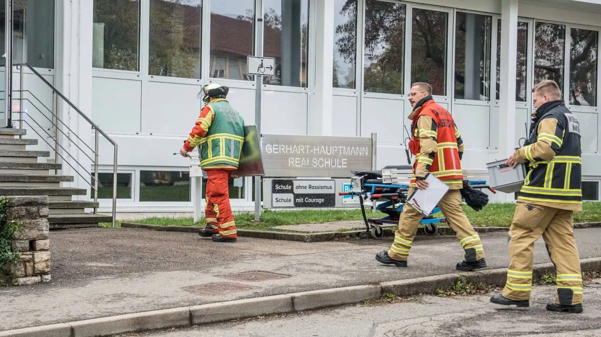 Leonberg: Einsatz an Gerhart-Hauptmann-Realschule und Schellingschule : Leonberg. Am Montagvormittag, 19. Oktober, mussten die Gerhart-Hauptmann-Realschule (GHR) und die angrenzende Schellingschule evakuiert werden. Ausgangspunkt war ein Schueler der GHR, der ueber Unwohlsein klagte und vom Rettungsdienst in ein Krankenhaus gebracht wurde sowie Gasgeruch im Gebaeude. Danach meldeten sich weitere Schuelerinnen und Schueler mit aehnlichen Symptomen. Feuerwehr und Notarzt wurden alarmiert. Die Ursache der Beschwerden ist nicht abschliessend geklaert.<br />
<br />
Was ist passiert?<br />
<br />
Zunaechst wurde das Gebaeude der GHR evakuiert, alle Kinder wurden um 11.20 Uhr nach Hause entlassen. Kurz darauf folgte die Schellingschule, weil im Untergeschoss Gasgeruch festgestellt wurde.<br />
<br />
Notaerztliche Versorgung<br />
<br />
43 Personen wurden vor Ort notaerztlich untersucht. Sie klagten ueber Kopfschmerzen, Uebelkeit, Schwindel und Bauchschmerzen. Die Rettungskraefte betreuten alle Betroffenen und entliessen sie anschliessend. Es musste keine weitere betroffene Person im Krankenhaus behandelt werden.<br />
<br />
Messungen im Schulgebaeude<br />
<br />
Die Feuerwehr Leonberg fuehrte Messungen im Gebaeude der Schellingschule durch. Dabei stellte sie leicht erhoehte Werte, die jedoch nicht im kritischen Bereich lagen. Eine Ursache fuer das Unwohlsein konnte nicht festgestellt werden. Die Feuerwehr gab beide Gebaeude um 14 Uhr wieder frei. Der Unterricht kann am morgigen Dienstag ohne Einschraenkungen stattfinden.<br />
<br />
Im Einsatz an den Schulen befanden sich Feuerwehr, Polizei, Rettungsdienst und Bevoelkerungsschutz.<br />
<br />