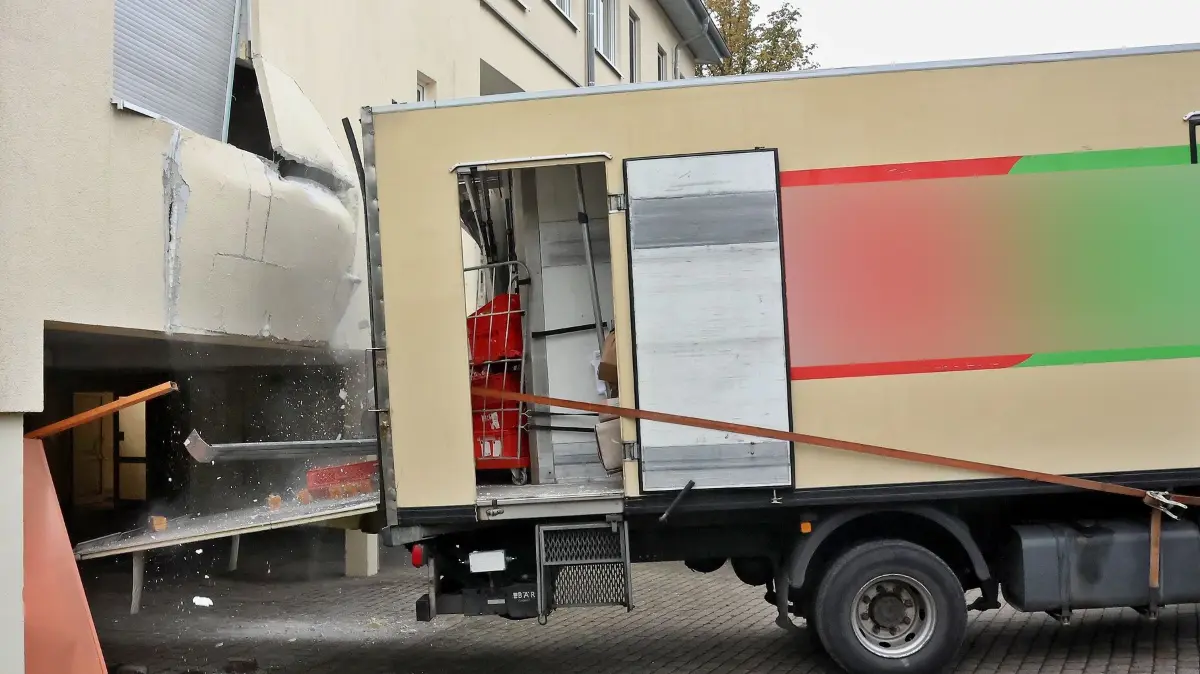 19.10.2026: Zu einem eher ungewöhnlichen Verkehrsunfall alarmierte die ILS Ludwigsburg am Montagmorgen die Freiwillige Feuerwehr Möglingen und einen Fachberater Bau des THW Ludwigsburg. Ein Lkw der 15 Tonnen-Klasse war aus bisher unbekannter Ursache rückwärts in Wand eines Altenheimes gefahren, als er dort mit seiner Ladebordwand eigentlich Lebensmittel abladen wollte. Dabei wurde die Wand des Gebäudes und ein Fensterlement erheblich beschädigt. Da unklar war, wie stark die Außenwand beschädigt ist und was für Folgen ein "Herausfahren" des Lkw hat wurden Feuerwehr und THW angefordert. Der Spezialist des THW gab nach eingehender Erkundung von innen und außen "grünes Licht" den Lkw vorzuziehen, was dann auch gelang. Die Ladung des nicht mehr fahrbereiten Lkw wurde auf ein Ersatzfahrzeug umgeladen. Vom Altenheim wurden dementsprechende Maßnahmen getroffen den Schaden schnellstmöglich zu beheben. Der Sachschaden an Gebäude und Lkw wird auf mehrere Zehntausend Euro geschätzt,glücklicherweise wurden in dem betroffenen Zimmer keine Personen verletzt.
Foto: KS-Images.de/Andreas Rometsch