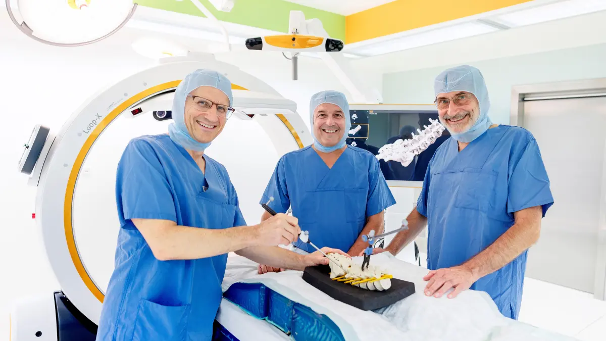 Schlagkräftiges Team mit modernster Medizintechnik: Chefarzt Dr. JürgenNothwang (rechts), sein zukünftiger Nachfolger Prof. René Schmidt (2.v.r.) und der langjährigeLeitende Oberarzt Dr. Frank Balz (links) stehen für Kontinuität in der Orthopädie und Unfallchirurgie der Rems-Murr-Klinik Schorndorf. © RMK