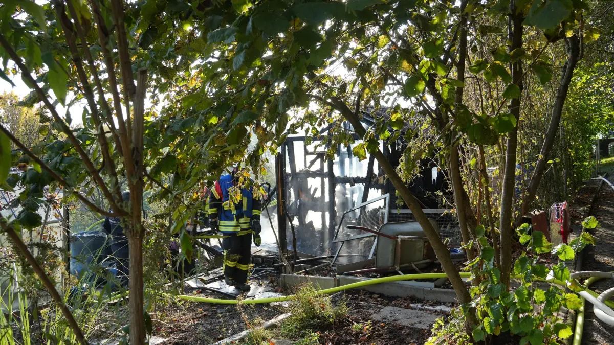 Zi einem Vollbrand einer Gartenhuette kam es am Montagnachmittag in Herrenberg. Nach ersten Informationen der Feuerwehr brannte das Gartenhaus lichterloh beim Eintreffen der ersten Einsatzkraefte. Nachdem eine schwer Verletzte Person dem Rettungsdienst uebergeben wurde wurde umgehend die Brandbekaempfung eingeleitet. Das Gartenhaus wurde trotzdem ein Raub der Flammen. Auf dem Grundstueck befanden sich auch zwei Gasflaschen.