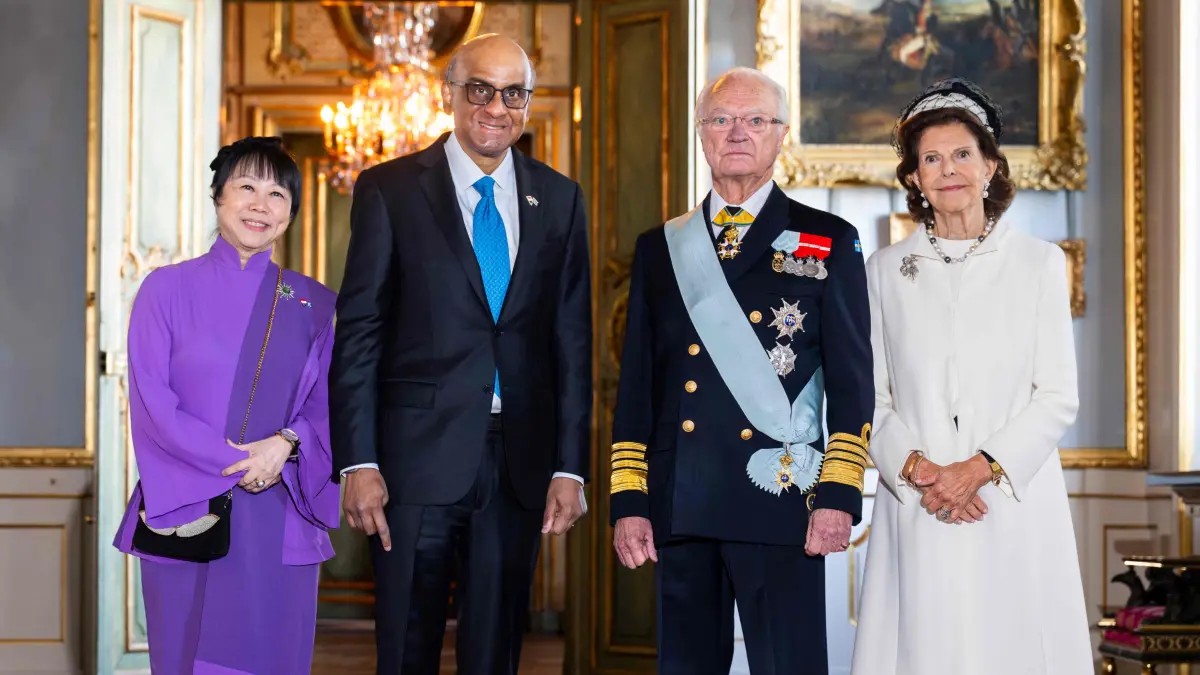 SWEDEN-SINGAPORE-POLITICS-DIPLOMACY-ROYALS: King Carl XVI Gustaf of Sweden (2nd R) and Queen Silvia of Sweden (R) pose for a photo with Singapore's President Tharman Shanmugaratnam (2nd L) and his wife Jane Yumiko Ittogi (L) at the Royal Palace in Stockholm, Sweden, on October 19, 2026. The President of Singapore Tharman Shanmugaratnam and his wife Jane Yumiko Ittogi are on a three-day state visit to Sweden. (Photo by Jonas EKSTROMER / TT News Agency / AFP) / Sweden OUT