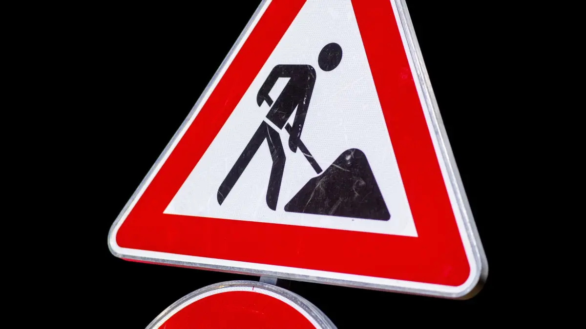 Baustelle: Ein Verkehrsschild weist am Straßenrand auf eine Baustelle hin. (zu dpa: «Pfändertunnel teils gesperrt: Verkehr fährt nachts einspurig»)