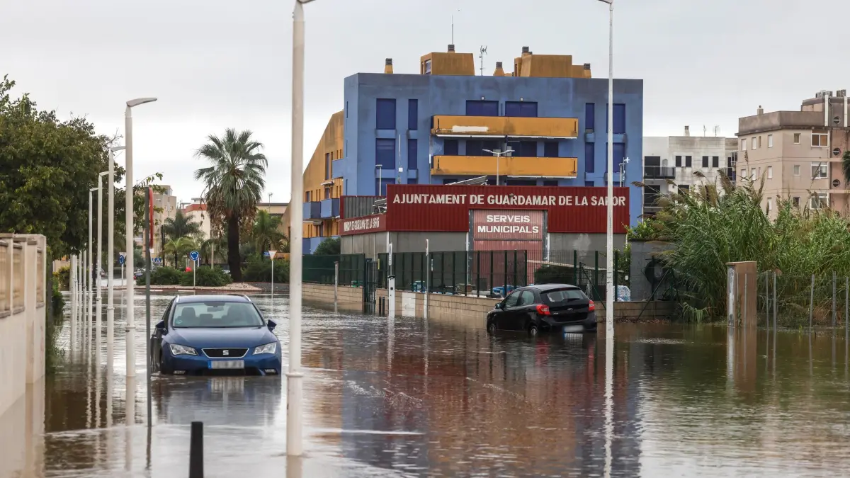 Unwetter in Spanien - Valencia: 19.10.2026, Spanien, Guardamar de la Safor: Autos stehen im Hochwasser einer überschwemmten Straße. Heftige Regenfälle haben in der Mittelmeerregion Spaniens zu schweren Überschwemmungen geführt. In den am schwersten betroffenen Gebieten im Süden der Provinz Valencia und im Norden der Provinz Alicante riefen die Behörden die Menschen auf, nach Möglichkeit in den Häusern zu bleiben. Foto: Rober Solsona/EUROPA PRESS/dpa +++ dpa-Bildfunk +++