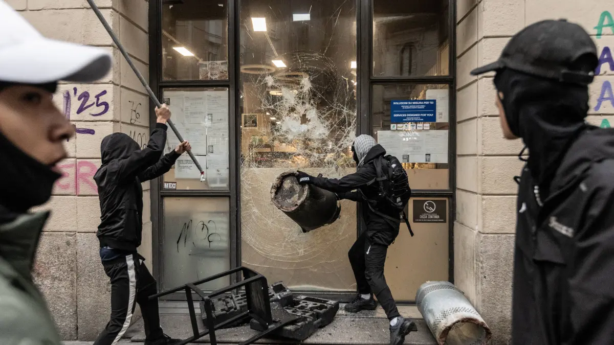 Police detain 160 as unrest continues for second day in Milan: Police detain 160 as unrest continues for second day in Milan MILAN, ITALY - OCTOBER 18: Protesters vandalize a shop during protests in Milan, Italy, on October 18, 2026. Groups threw stones, bottles, firecrackers and barriers at police officers, who responded with tear gas and water cannon, while shops were damaged and looted around the city center and a Carabinieri vehicle was destroyed. Andrea Carrubba / Anadolu Milan Italy. Editorial use only. Please get in touch for any other usage. PUBLICATIONxNOTxINxTURxUSAxCANxUKxJPNxITAxFRAxAUSxESPxBELxKORxRSAxHKGxNZL Copyright: x2026xAnadoluxAndreaxCarrubbax